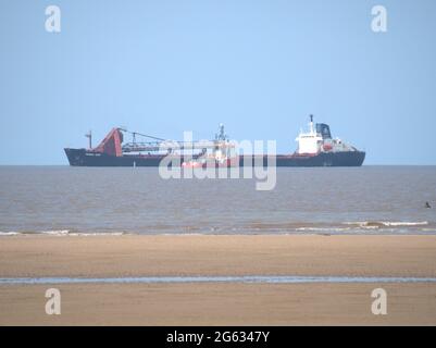 Kleine und große Segelschiffe auf der Irischen See Stockfoto