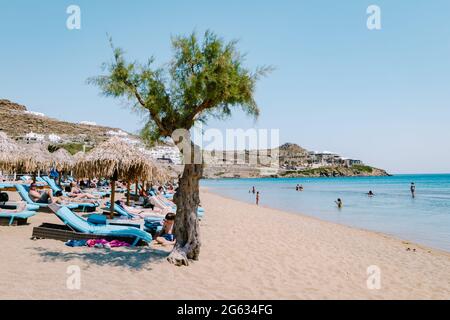 Mykonos Griechenland April 2018, Super Paradise Beach im Sommer mit Sonnenschirm und luxuriösen Liegen. Mykonos Stockfoto