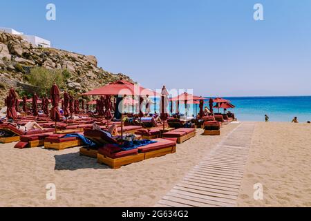 Mykonos Griechenland April 2018, Super Paradise Beach im Sommer mit Sonnenschirm und luxuriösen Liegen. Mykonos Stockfoto