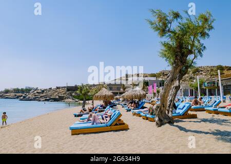 Mykonos Griechenland April 2018, Super Paradise Beach im Sommer mit Sonnenschirm und luxuriösen Liegen. Mykonos Stockfoto