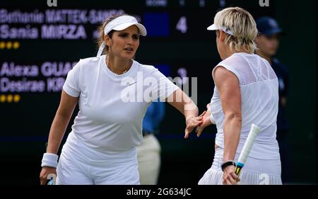 London, Großbritannien. Juli 2021. Sania Mirza aus Indien und Bethanie Mattek-Sands aus den Vereinigten Staaten spielen Doppel bei den Wimbledon Championships 2021, Grand Slam Tennisturnier am 1. Juli 2021 im All England Lawn Tennis and Croquet Club in London, England - Foto Rob Prange/Spanien DPPI/DPPI Credit: Independent Photo Agency/Alamy Live News Stockfoto