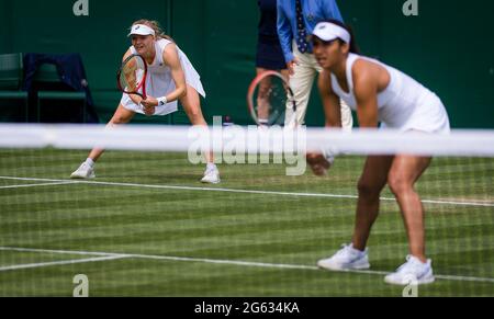 London, Großbritannien. Juli 2021. Heather Watson aus Großbritannien spielt im Doppel mit Harriet Dart bei den Championships Wimbledon 2021, dem Grand Slam Tennisturnier am 1. Juli 2021 im All England Lawn Tennis and Croquet Club in London, England - Foto Rob Prange/Spanien DPPI/DPPI Credit: Independent Photo Agency/Alamy Live News Stockfoto