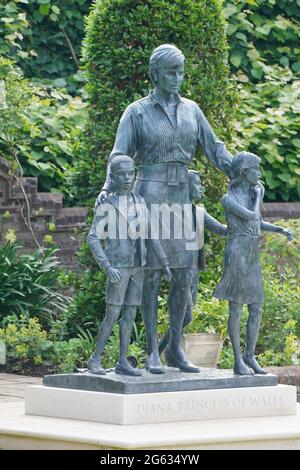 Die Statue von Diana, Prinzessin von Wales, bevor die ersten Mitglieder der Öffentlichkeit sie im versunkenen Garten des Kensington Palace, London, sehen dürfen. Bilddatum: Freitag, 2. Juli 2021. Stockfoto