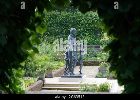 Die Statue von Diana, Prinzessin von Wales, bevor die ersten Mitglieder der Öffentlichkeit sie im versunkenen Garten des Kensington Palace, London, sehen dürfen. Bilddatum: Freitag, 2. Juli 2021. Stockfoto