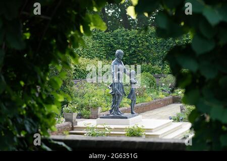 Die Statue von Diana, Prinzessin von Wales, bevor die ersten Mitglieder der Öffentlichkeit sie im versunkenen Garten des Kensington Palace, London, sehen dürfen. Bilddatum: Freitag, 2. Juli 2021. Stockfoto