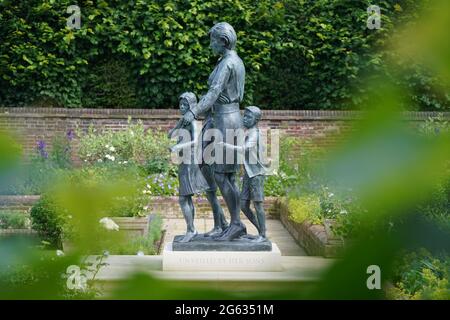 Die Statue von Diana, Prinzessin von Wales, bevor die ersten Mitglieder der Öffentlichkeit sie im versunkenen Garten des Kensington Palace, London, sehen dürfen. Bilddatum: Freitag, 2. Juli 2021. Stockfoto