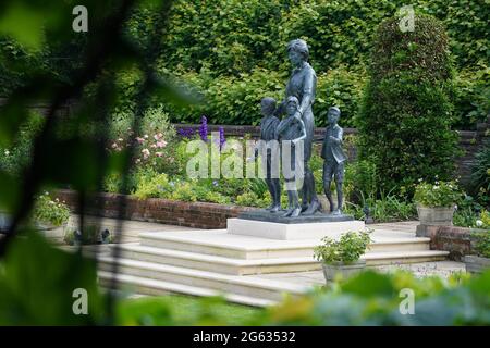 Die Statue von Diana, Prinzessin von Wales, bevor die ersten Mitglieder der Öffentlichkeit sie im versunkenen Garten des Kensington Palace, London, sehen dürfen. Bilddatum: Freitag, 2. Juli 2021. Stockfoto
