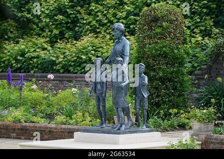 Die Statue von Diana, Prinzessin von Wales, bevor die ersten Mitglieder der Öffentlichkeit sie im versunkenen Garten des Kensington Palace, London, sehen dürfen. Bilddatum: Freitag, 2. Juli 2021. Stockfoto