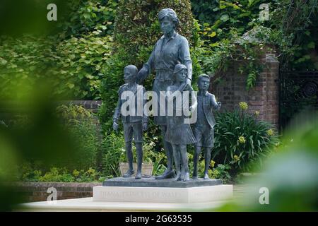 Die Statue von Diana, Prinzessin von Wales, bevor die ersten Mitglieder der Öffentlichkeit sie im versunkenen Garten des Kensington Palace, London, sehen dürfen. Bilddatum: Freitag, 2. Juli 2021. Stockfoto