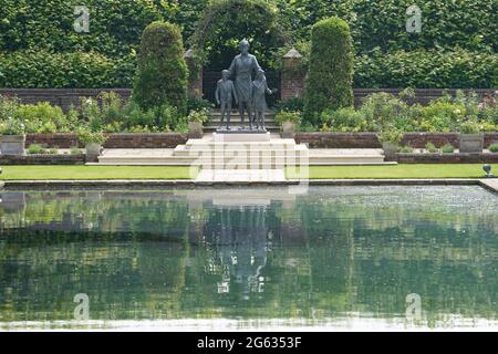Die Statue von Diana, Prinzessin von Wales, bevor die ersten Mitglieder der Öffentlichkeit sie im versunkenen Garten des Kensington Palace, London, sehen dürfen. Bilddatum: Freitag, 2. Juli 2021. Stockfoto