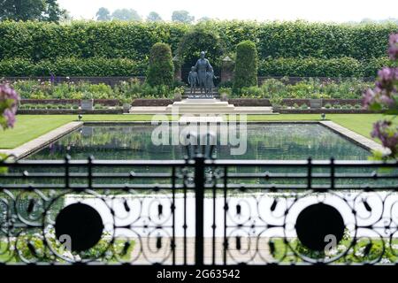 Die Statue von Diana, Prinzessin von Wales, bevor die ersten Mitglieder der Öffentlichkeit sie im versunkenen Garten des Kensington Palace, London, sehen dürfen. Bilddatum: Freitag, 2. Juli 2021. Stockfoto
