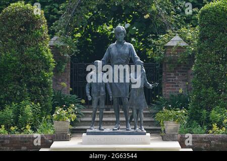 Die Statue von Diana, Prinzessin von Wales, bevor die ersten Mitglieder der Öffentlichkeit sie im versunkenen Garten des Kensington Palace, London, sehen dürfen. Bilddatum: Freitag, 2. Juli 2021. Stockfoto