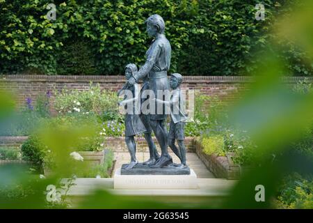 Die Statue von Diana, Prinzessin von Wales, bevor die ersten Mitglieder der Öffentlichkeit sie im versunkenen Garten des Kensington Palace, London, sehen dürfen. Bilddatum: Freitag, 2. Juli 2021. Stockfoto