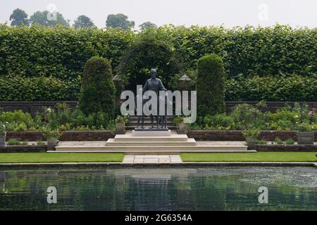 Die Statue von Diana, Prinzessin von Wales, bevor die ersten Mitglieder der Öffentlichkeit sie im versunkenen Garten des Kensington Palace, London, sehen dürfen. Bilddatum: Freitag, 2. Juli 2021. Stockfoto