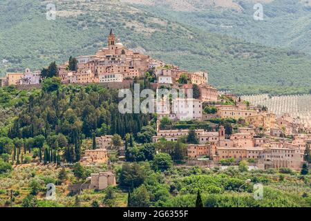 Panoramablick auf das antike Dorf Trevi, Perugia, Umbrien, Italien Stockfoto