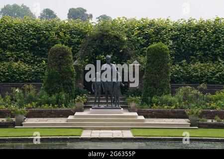 Die Statue von Diana, Prinzessin von Wales, bevor die ersten Mitglieder der Öffentlichkeit sie im versunkenen Garten des Kensington Palace, London, sehen dürfen. Bilddatum: Freitag, 2. Juli 2021. Stockfoto
