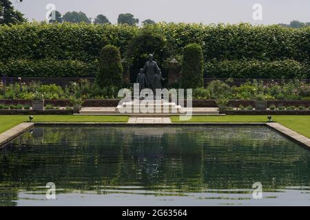 Die Statue von Diana, Prinzessin von Wales, bevor die ersten Mitglieder der Öffentlichkeit sie im versunkenen Garten des Kensington Palace, London, sehen dürfen. Bilddatum: Freitag, 2. Juli 2021. Stockfoto