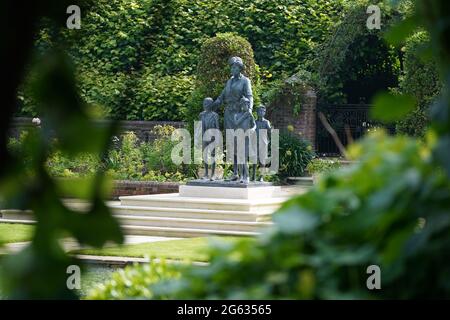 Die Statue von Diana, Prinzessin von Wales, bevor die ersten Mitglieder der Öffentlichkeit sie im versunkenen Garten des Kensington Palace, London, sehen dürfen. Bilddatum: Freitag, 2. Juli 2021. Stockfoto