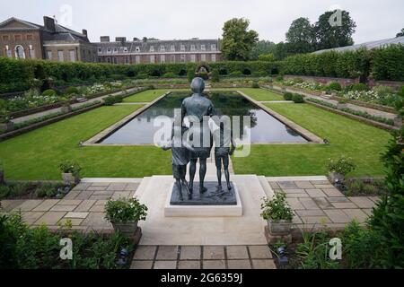 Blick auf die Statue von Diana, Prinzessin von Wales, bevor die ersten Mitglieder der Öffentlichkeit die Statue im versunkenen Garten des Kensington Palace, London, sehen dürfen. Bilddatum: Freitag, 2. Juli 2021. Stockfoto