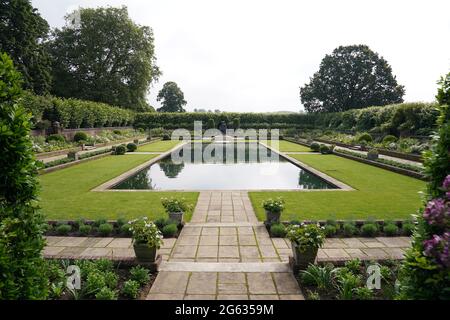 Blick auf die Statue von Diana, Prinzessin von Wales, bevor die ersten Mitglieder der Öffentlichkeit die Statue im versunkenen Garten des Kensington Palace, London, sehen dürfen. Bilddatum: Freitag, 2. Juli 2021. Stockfoto