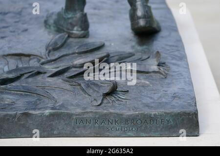 Detail des Namens des Bildhauers Ian Rank-Broadley auf der Statue von Diana, Prinzessin von Wales, bevor die ersten Mitglieder der Öffentlichkeit die Möglichkeit hatten, sie im versunkenen Garten des Kensington Palace, London, zu sehen. Bilddatum: Freitag, 2. Juli 2021. Stockfoto
