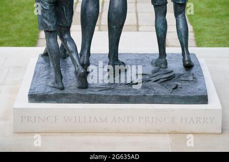 Detail der Inschrift 'Prince William and Prince Harry' auf der Statue von Diana, Prinzessin von Wales, bevor die ersten Mitglieder der Öffentlichkeit die Möglichkeit hatten, sie im versunkenen Garten des Kensington Palace, London, zu sehen. Bilddatum: Freitag, 2. Juli 2021. Stockfoto