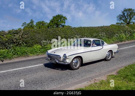 1963 60s Sechzigerjahre weißer Volvo P1800 1780cc Benzin 2DR Fastback, unterwegs zur Capesthorne Hall Oldtimer-Ausstellung im Mai, Cheshire, Großbritannien Stockfoto