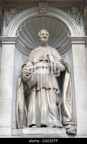 London, England, Großbritannien. Statue des römisch-katholischen Kardinals John Henry Newman: 1801-1890 (Léon-Joseph Chavalliaud: 1896) vor dem Brompton Oratorium, Brom Stockfoto