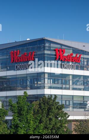 Westfield-Logo auf der Fassade des Einkaufszentrums im Industriepark Chodov am 31. Mai 2021 in Prag, Tschechische republik Stockfoto