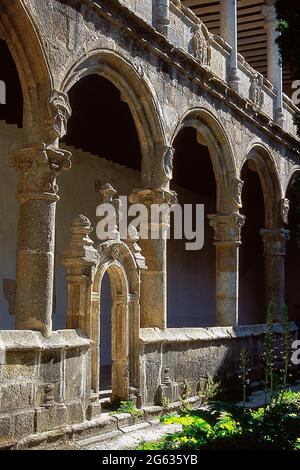 Spanien, Extremadura, Provinz Cáceres, Cuacos de Yuste. Kloster San Jeronimo in Yuste. Architektonisches Detail der unteren Ebene des neuen Klosters (16. Jahrhundert), mit der Tür zum Garten. Die Bögen sind halbrund und die Kapitelle sind mit Girlanden und Voluten verziert. Am 21. September 1558 starb Kaiser Karl V. an seiner letzten Ruhestätte. Stockfoto