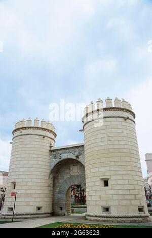 Spanien, Extremadura, Badajoz. Blick auf das Tor von Palms (Puerta de Palmas). Erbaut in der ersten Hälfte des 16. Jahrhunderts, um die Brücke über den Fluss Guadiana zu kontrollieren. Es hat zwei zinnenverzierte Türme, die von der franziskanerkordel umgeben sind und durch einen halbrunden Bogen verbunden sind. Stockfoto