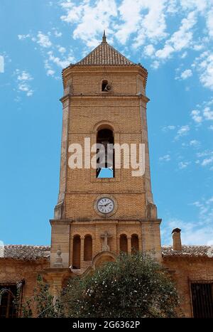 Spanien, Region Murcia. Turm des Heiligtums von Santa Eulalia. Das heutige Gebäude wurde 1574 mit Almosen zu Ehren von Santa Eulalia de Mérida, der schutzpatronin der Stadt, errichtet. Es liegt am Stadtrand von Totana. Stockfoto