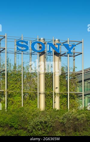 Sony Logo auf einem Bau im Industriepark Chodov am 31. Mai 2021 in Prag, Tschechische republik Stockfoto