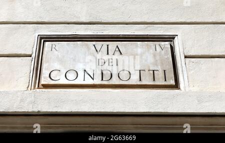 Road Sign in Rome Italien VIA CONDOTTI ist die Straße des Luxus-Shopping Stockfoto