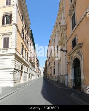 Empty Road VIA CONDOTTI in Rom Italien die Straße des Luxus Einkaufen während der Sperre ohne Menschen Stockfoto