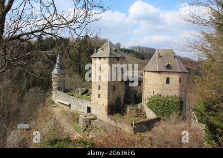 MALMEDY, BELGIEN, 14. APRIL 2021: Außenansicht des Schlosses Reinhardstein bei Malmedy in den belgischen Ardennen. Als das höchste Schloss in Belgien ist es ein Stockfoto