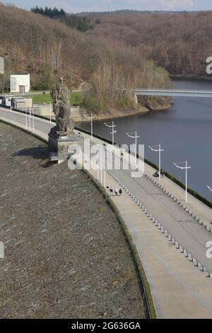 JALHAY, BELGIEN: 15. APRIL 2021: Blick auf die Straße, die den Gileppe-Staudamm und den Gileppe-See in Wallonien, Belgien, überquert. Der Bogenschwerkraftdamm ist der hohe Stockfoto