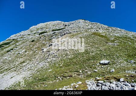 Cima 12 (Gipfel zwölf) auf der Hochebene von Asiago, Vicenza, Italien, klarer Himmel Stockfoto