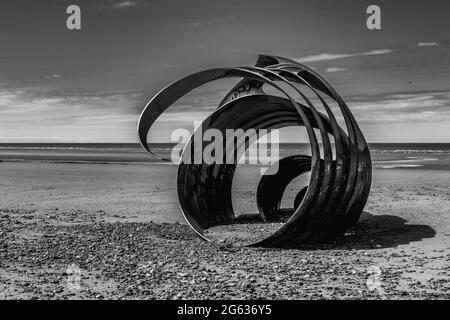 Diese monochrome Skulptur, bekannt als Mary's Shell, befindet sich am Strand von Cleveleys, am mythischen Küstenspaziergang und der Sea Swallow Kindergeschichte Stockfoto