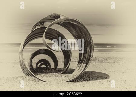 Diese monochrome Skulptur, bekannt als Mary's Shell, befindet sich am Strand von Cleveleys, am mythischen Küstenspaziergang und der Sea Swallow Kindergeschichte Stockfoto