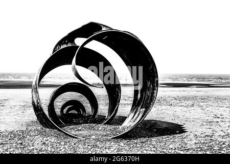 Diese monochrome Skulptur, bekannt als Mary's Shell, befindet sich am Strand von Cleveleys, am mythischen Küstenspaziergang und der Sea Swallow Kindergeschichte Stockfoto