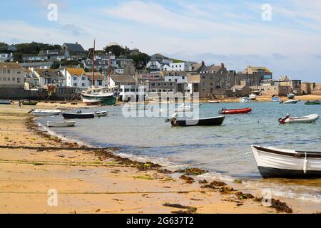 Blick auf den Hafen von Hugh Town bei Ebbe, St Mary's, Isles of Scilly, Cornwall, Großbritannien Stockfoto