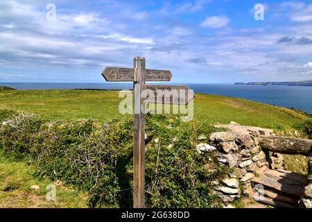 Wegweiser auf dem Weg zwischen Port Isaac und Port Quin. Stockfoto
