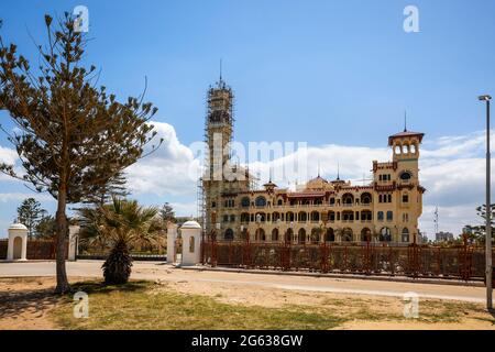 Alexandria, Ägypten - 12 2021. April: Tagesaufnahme des königlichen Palastes im öffentlichen Park Montaza Stockfoto