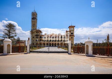 Alexandria, Ägypten - 12 2021. April: Tagesaufnahme des königlichen Palastes im öffentlichen Park Montaza Stockfoto