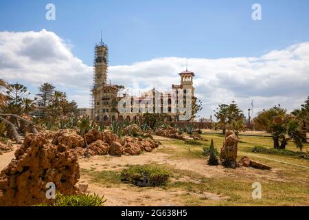 Alexandria, Ägypten - 12 2021. April: Tagesaufnahme des königlichen Palastes im öffentlichen Park Montaza Stockfoto