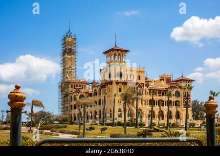 Alexandria, Ägypten - 12 2021. April: Tagesaufnahme des königlichen Palastes im öffentlichen Park Montaza Stockfoto