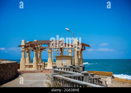 Alexandria, Ägypten - 12 2021. April: Tagesaufnahme des königlichen Palastes im öffentlichen Park Montaza Stockfoto