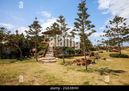 Alexandria, Ägypten - 12 2021. April: Tagesaufnahme des königlichen Palastes im öffentlichen Park Montaza Stockfoto