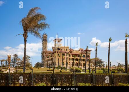 Alexandria, Ägypten - 12 2021. April: Tagesaufnahme des königlichen Palastes im öffentlichen Park Montaza Stockfoto